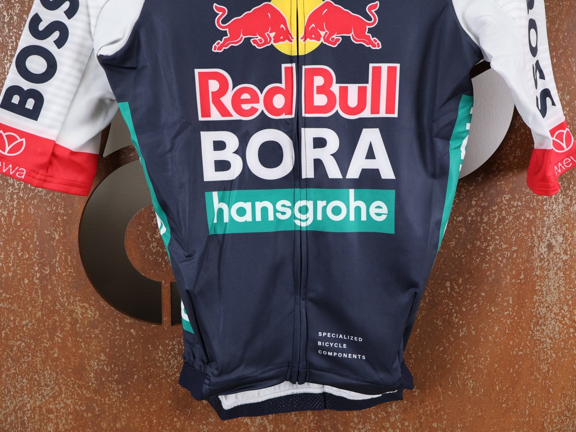 Langarm Trikot - BOH von Specialized, SPECIALIZED RED BULL - BORA HANSGROHE THERMAL JERSEY SS / KURZARM TRIKOT U23 vor USEDBIKES - OB.DE Hintergrund