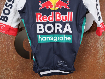 Langarm Trikot - BOH von Specialized, SPECIALIZED RED BULL - BORA HANSGROHE THERMAL JERSEY SS / KURZARM TRIKOT U23 vor USEDBIKES - OB.DE Hintergrund