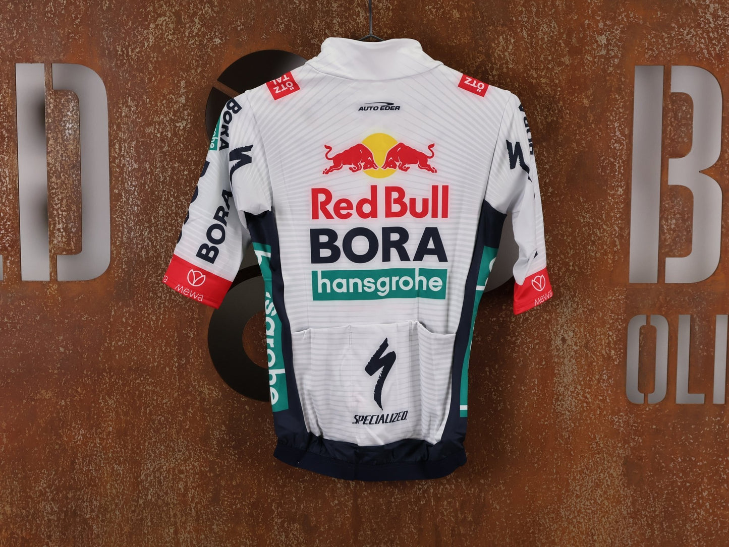 Langarm Trikot - BOH von Specialized, SPECIALIZED RED BULL - BORA HANSGROHE THERMAL JERSEY SS / KURZARM TRIKOT U23 vor USEDBIKES - OB.DE Hintergrund