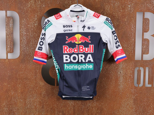 Langarm Trikot - BOH von Specialized, SPECIALIZED RED BULL - BORA HANSGROHE THERMAL JERSEY SS ROGLIČ / KURZARM TRIKOT vor USEDBIKES - OB.DE Hintergrund