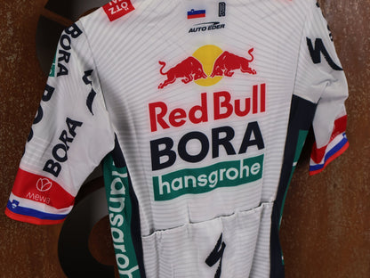 Langarm Trikot - BOH von Specialized, SPECIALIZED RED BULL - BORA HANSGROHE THERMAL JERSEY SS ROGLIČ / KURZARM TRIKOT vor USEDBIKES - OB.DE Hintergrund