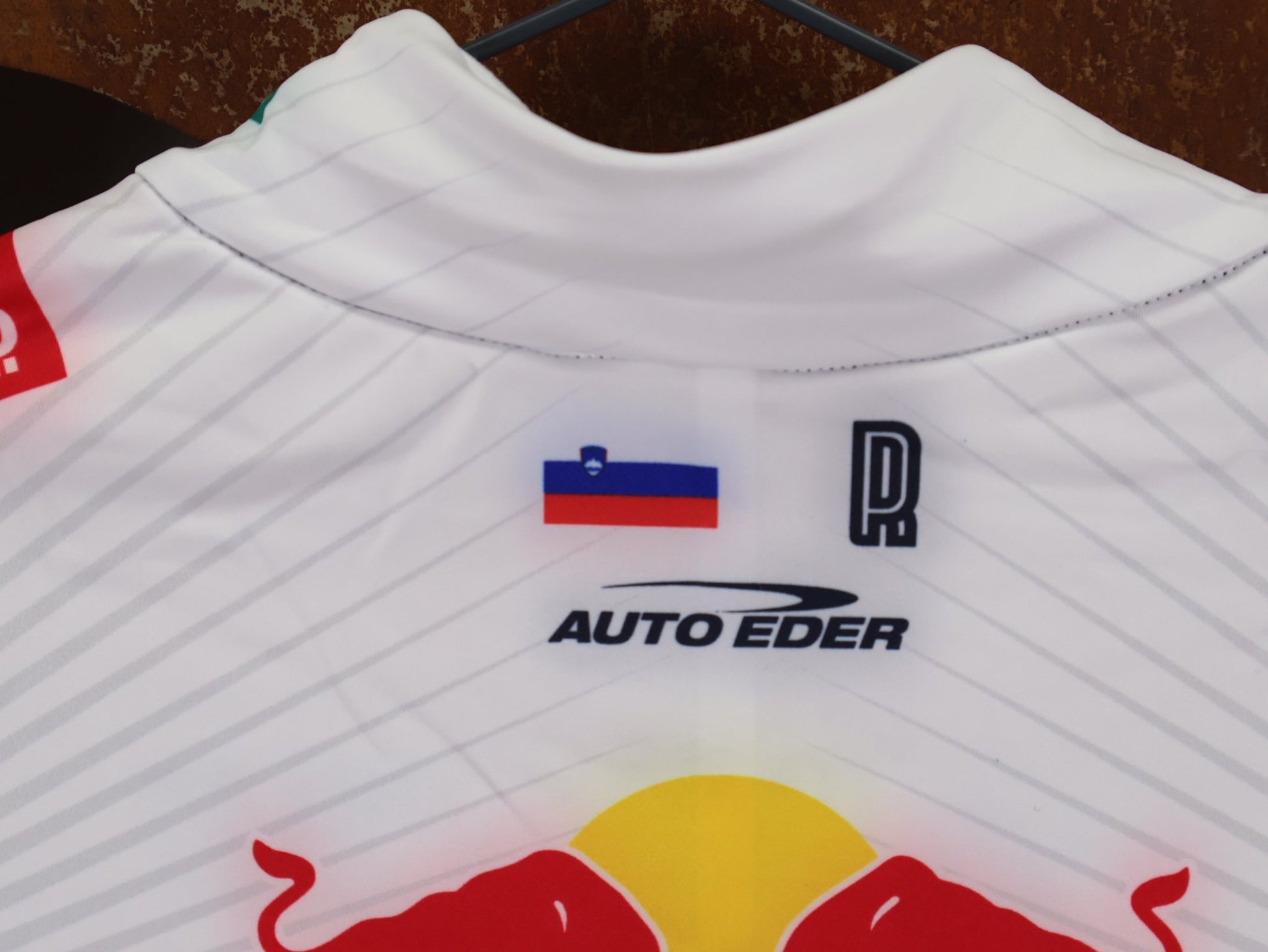 Langarm Trikot - BOH von Specialized, SPECIALIZED RED BULL - BORA HANSGROHE THERMAL JERSEY SS ROGLIČ / KURZARM TRIKOT vor USEDBIKES - OB.DE Hintergrund