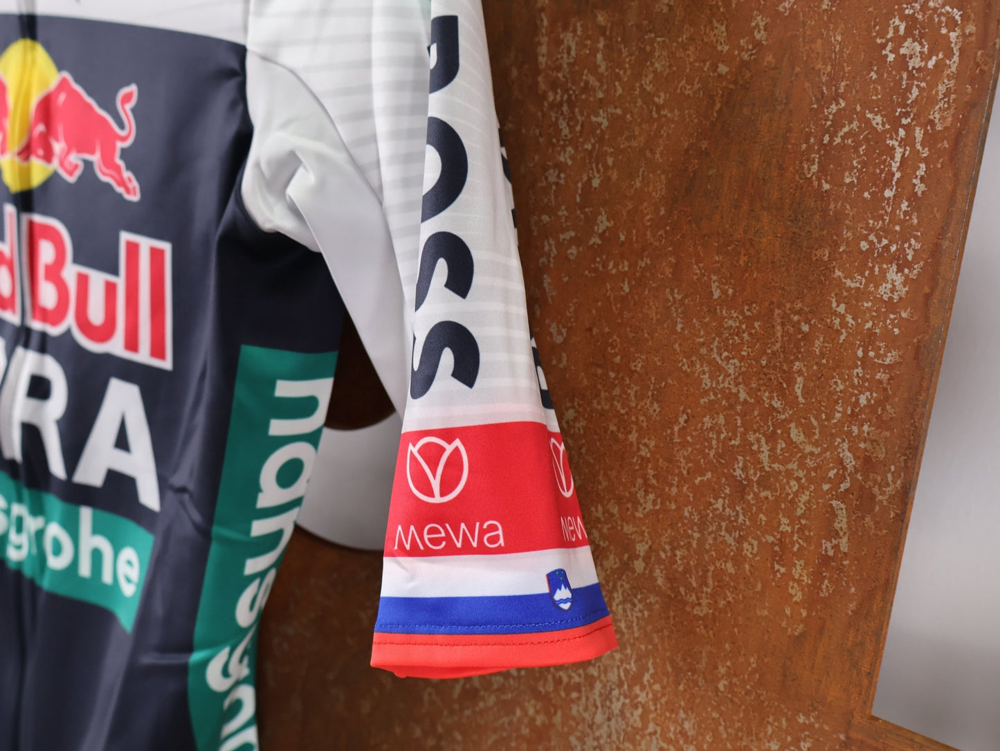 Langarm Trikot - BOH von Specialized, SPECIALIZED RED BULL - BORA HANSGROHE THERMAL JERSEY SS ROGLIČ / KURZARM TRIKOT vor USEDBIKES - OB.DE Hintergrund