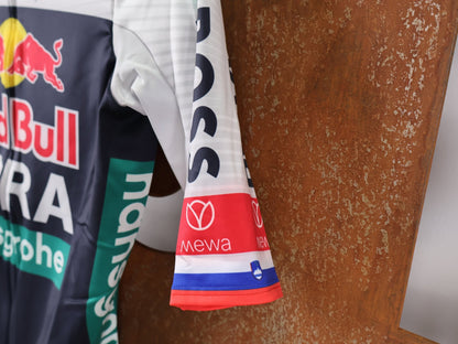 Langarm Trikot - BOH von Specialized, SPECIALIZED RED BULL - BORA HANSGROHE THERMAL JERSEY SS ROGLIČ / KURZARM TRIKOT vor USEDBIKES - OB.DE Hintergrund