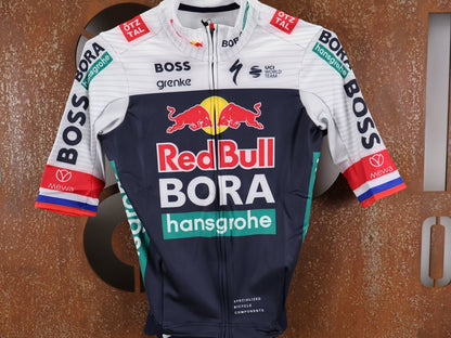 Langarm Trikot - BOH von Specialized, SPECIALIZED RED BULL - BORA HANSGROHE THERMAL JERSEY SS ROGLIČ / KURZARM TRIKOT vor USEDBIKES - OB.DE Hintergrund