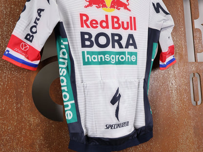 Langarm Trikot - BOH von Specialized, SPECIALIZED RED BULL - BORA HANSGROHE THERMAL JERSEY SS ROGLIČ / KURZARM TRIKOT vor USEDBIKES - OB.DE Hintergrund