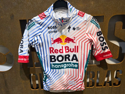 Kurzarm Trikot - BOH von Specialized, SPECIALIZED RED BULL - BORA HANSGROHE THERMAL JERSEY SS TDF / KURZARM TRIKOT vor USEDBIKES - OB.DE Hintergrund