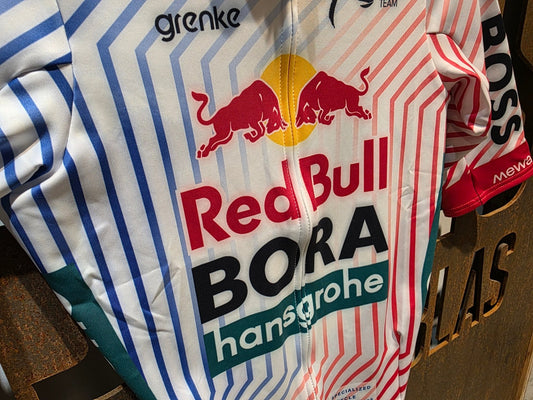 Kurzarm Trikot - BOH von Specialized, SPECIALIZED RED BULL - BORA HANSGROHE THERMAL JERSEY SS TDF / KURZARM TRIKOT vor USEDBIKES - OB.DE Hintergrund