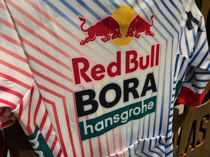 Kurzarm Trikot - BOH von Specialized, SPECIALIZED RED BULL - BORA HANSGROHE THERMAL JERSEY SS TDF / KURZARM TRIKOT vor USEDBIKES - OB.DE Hintergrund