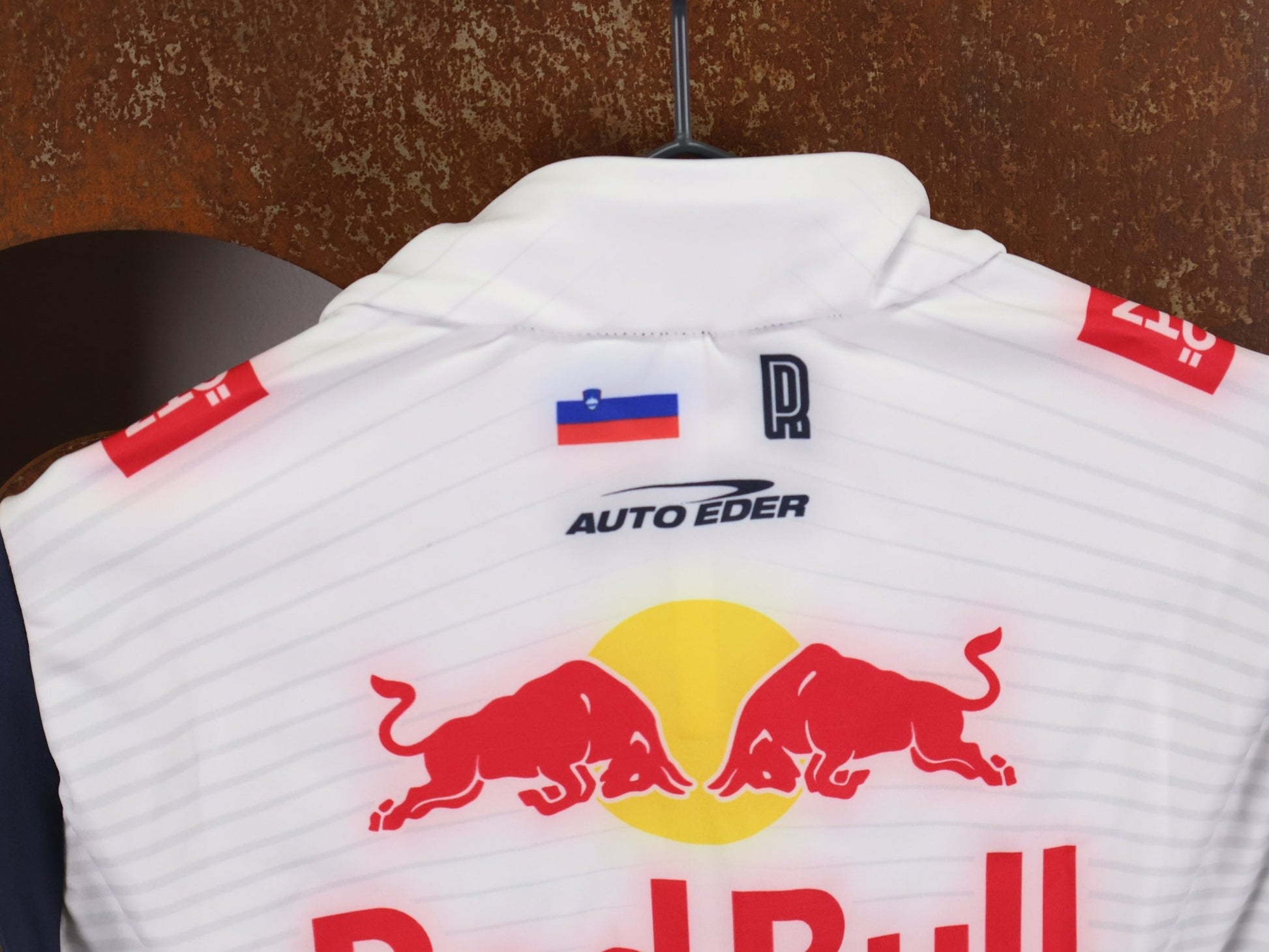 Westen - BOH von Specialized, SPECIALIZED RED BULL - BORA HANSGROHE THERMAL VEST ROGLIČ / WESTE vor USEDBIKES - OB.DE Hintergrund