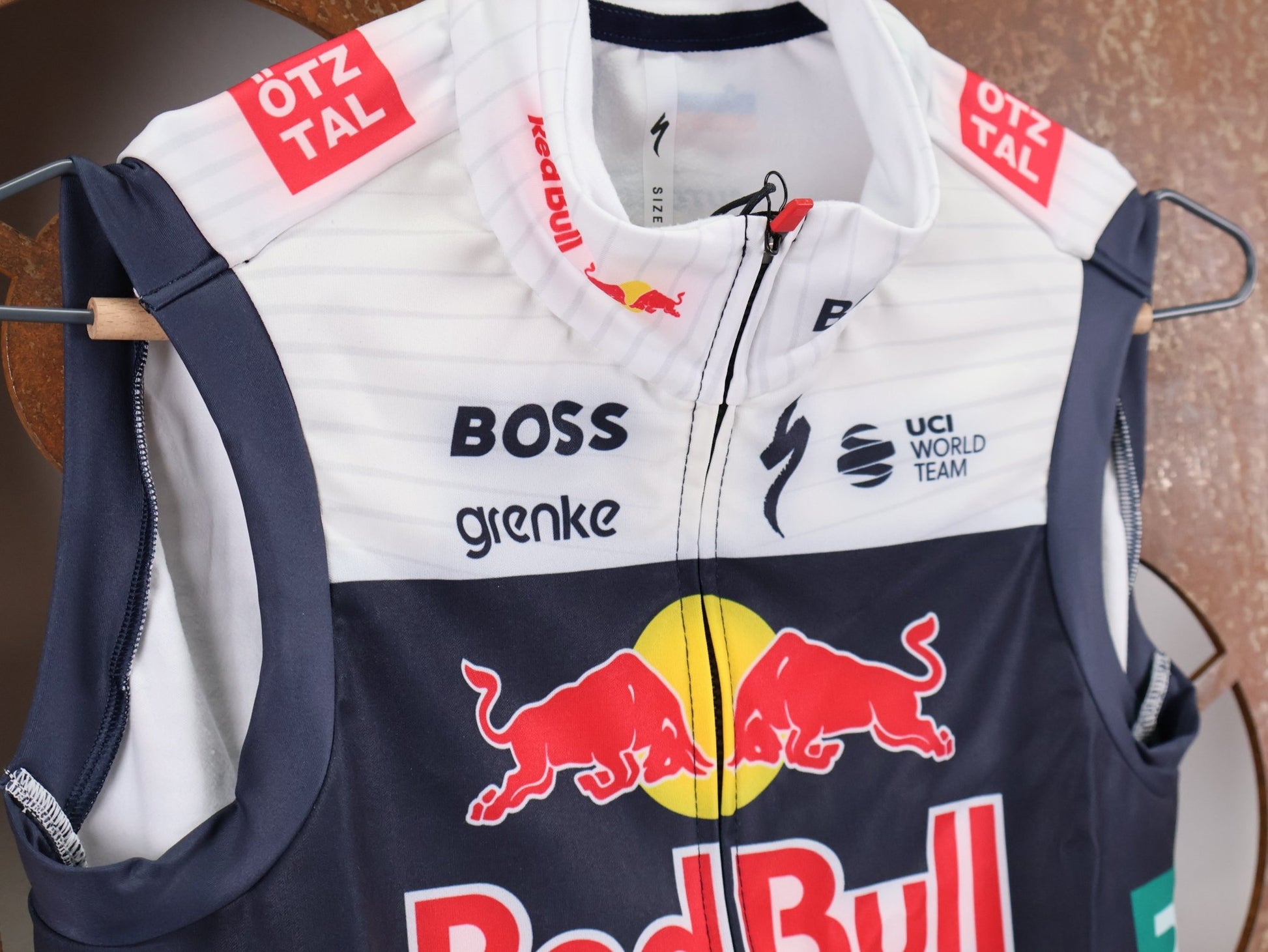 Westen - BOH von Specialized, SPECIALIZED RED BULL - BORA HANSGROHE THERMAL VEST ROGLIČ / WESTE vor USEDBIKES - OB.DE Hintergrund