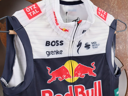 Westen - BOH von Specialized, SPECIALIZED RED BULL - BORA HANSGROHE THERMAL VEST ROGLIČ / WESTE vor USEDBIKES - OB.DE Hintergrund