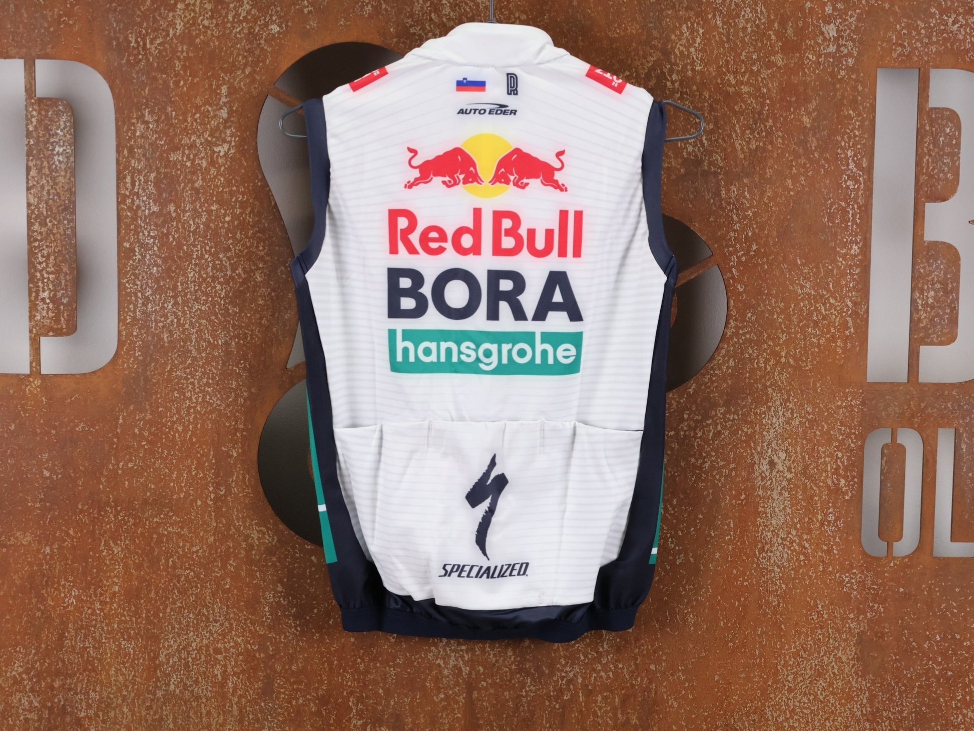 Westen - BOH von Specialized, SPECIALIZED RED BULL - BORA HANSGROHE THERMAL VEST ROGLIČ / WESTE vor USEDBIKES - OB.DE Hintergrund