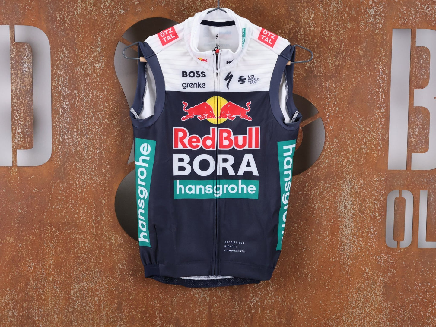 Westen - BOH von Specialized, SPECIALIZED RED BULL - BORA HANSGROHE THERMAL VEST ROGLIČ / WESTE vor USEDBIKES - OB.DE Hintergrund