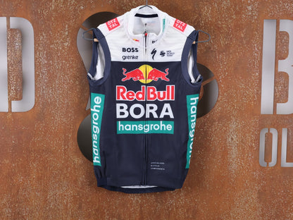 Westen - BOH von Specialized, SPECIALIZED RED BULL - BORA HANSGROHE THERMAL VEST ROGLIČ / WESTE vor USEDBIKES - OB.DE Hintergrund