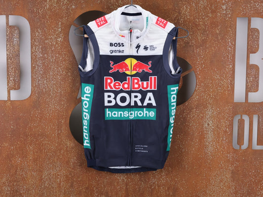 Westen - BOH von Specialized, SPECIALIZED RED BULL - BORA HANSGROHE THERMAL VEST ROGLIČ / WESTE vor USEDBIKES - OB.DE Hintergrund