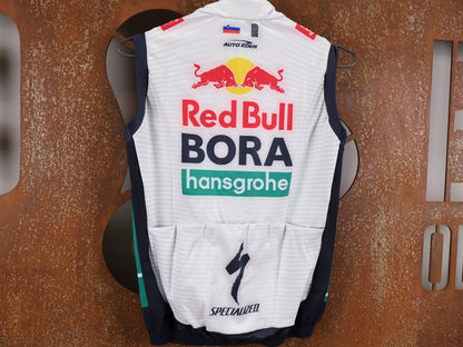 Westen - BOH von Specialized, SPECIALIZED RED BULL - BORA HANSGROHE THERMAL VEST ROGLIČ / WESTE vor USEDBIKES - OB.DE Hintergrund