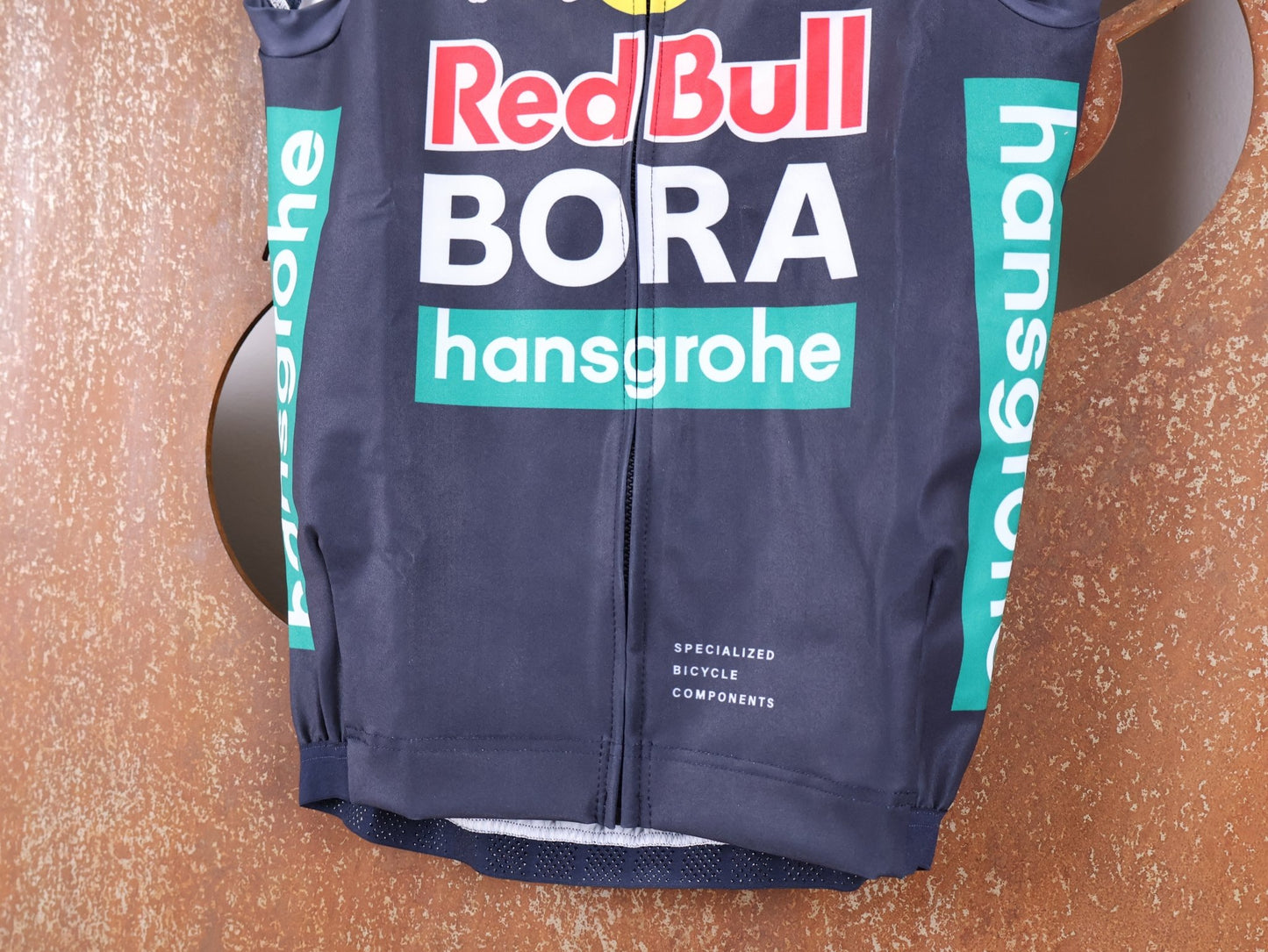 Westen - BOH von Specialized, SPECIALIZED RED BULL - BORA HANSGROHE THERMAL VEST ROGLIČ / WESTE vor USEDBIKES - OB.DE Hintergrund