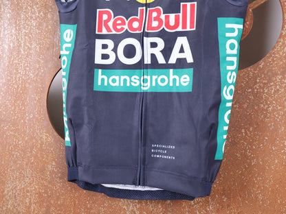 Westen - BOH von Specialized, SPECIALIZED RED BULL - BORA HANSGROHE THERMAL VEST ROGLIČ / WESTE vor USEDBIKES - OB.DE Hintergrund