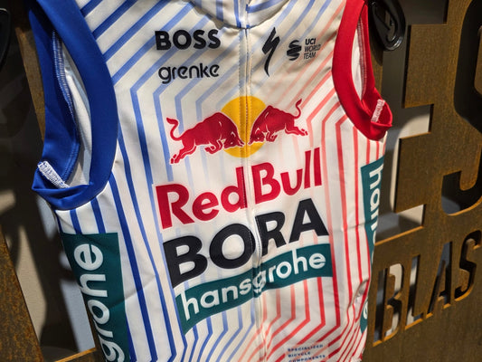 Westen - BOH von Specialized, SPECIALIZED RED BULL - BORA HANSGROHE THERMAL VEST TDF / WESTE vor USEDBIKES - OB.DE Hintergrund