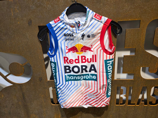 Westen - BOH von Specialized, SPECIALIZED RED BULL - BORA HANSGROHE THERMAL VEST TDF / WESTE vor USEDBIKES - OB.DE Hintergrund
