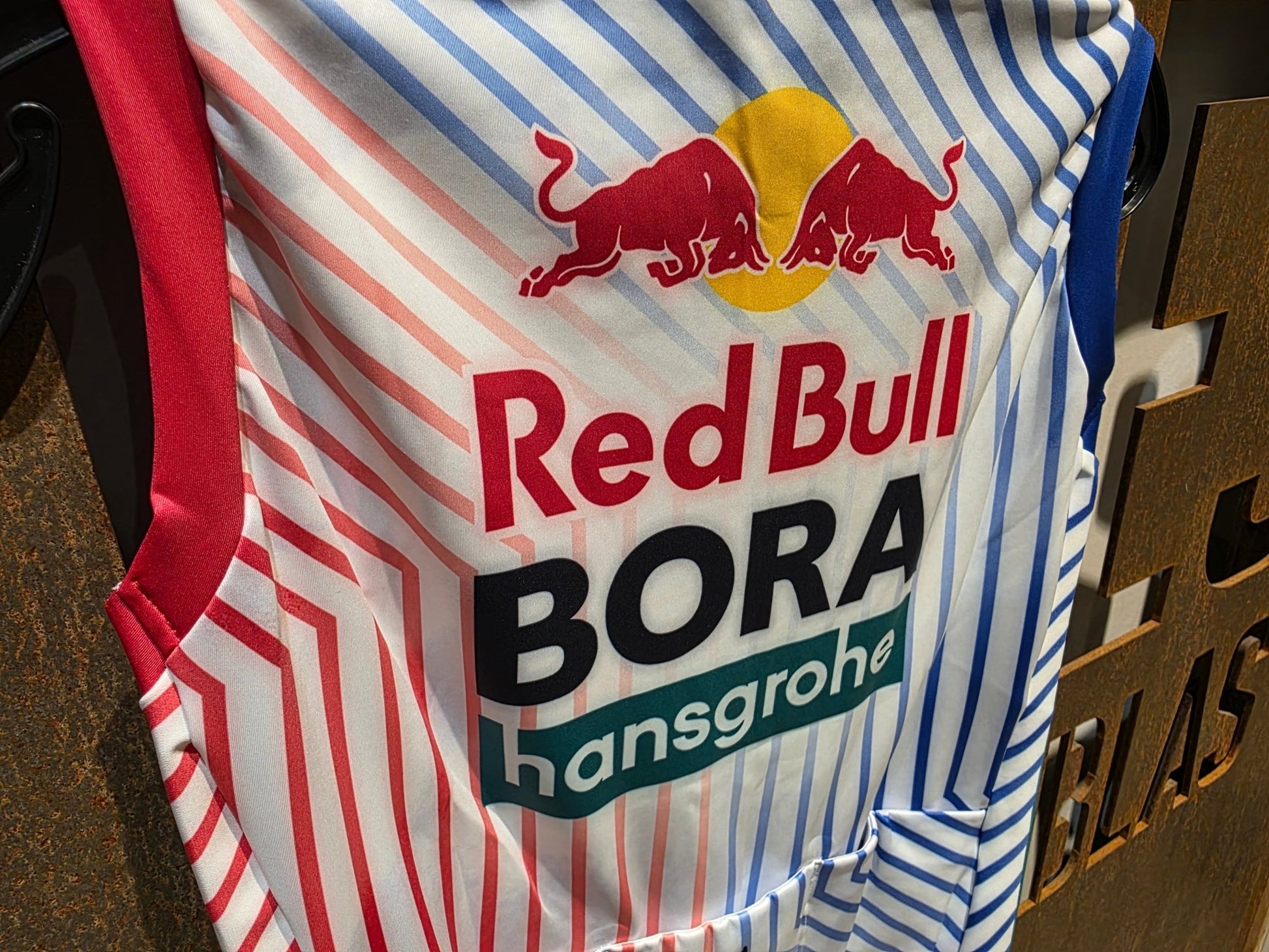 Westen - BOH von Specialized, SPECIALIZED RED BULL - BORA HANSGROHE THERMAL VEST TDF / WESTE vor USEDBIKES - OB.DE Hintergrund