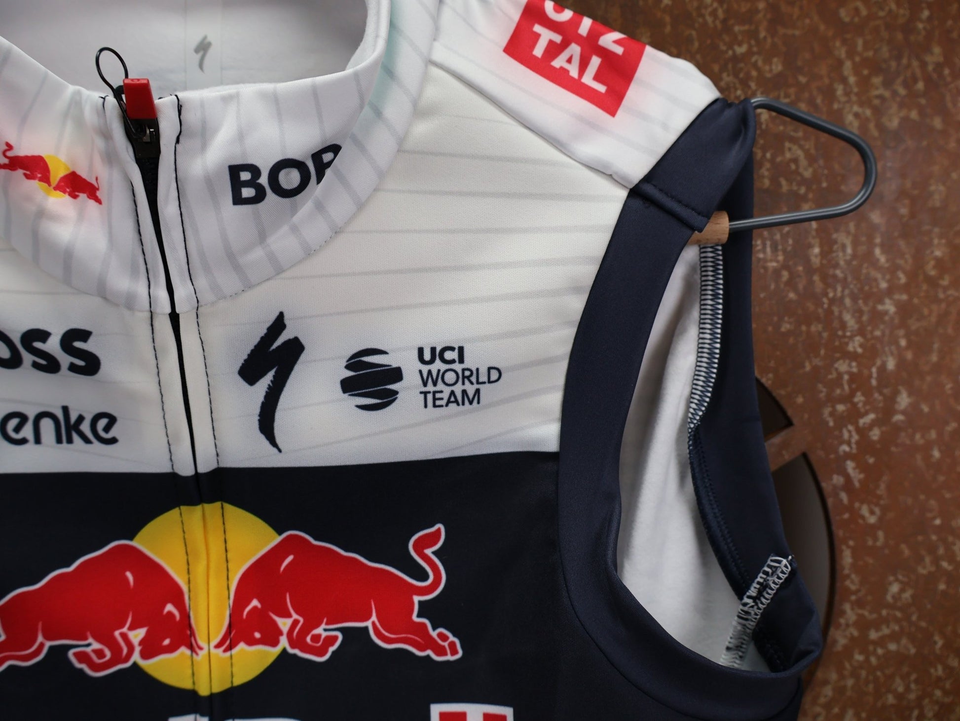 Westen - BOH von Specialized, SPECIALIZED RED BULL - BORA HANSGROHE THERMAL VEST / WESTE vor USEDBIKES - OB.DE Hintergrund