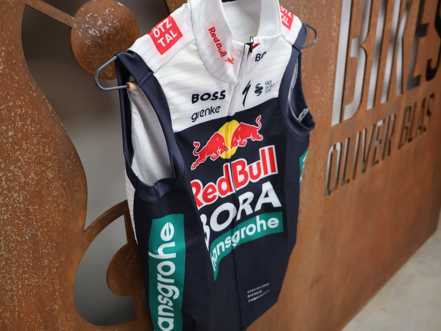 Westen - BOH von Specialized, SPECIALIZED RED BULL - BORA HANSGROHE THERMAL VEST / WESTE vor USEDBIKES - OB.DE Hintergrund