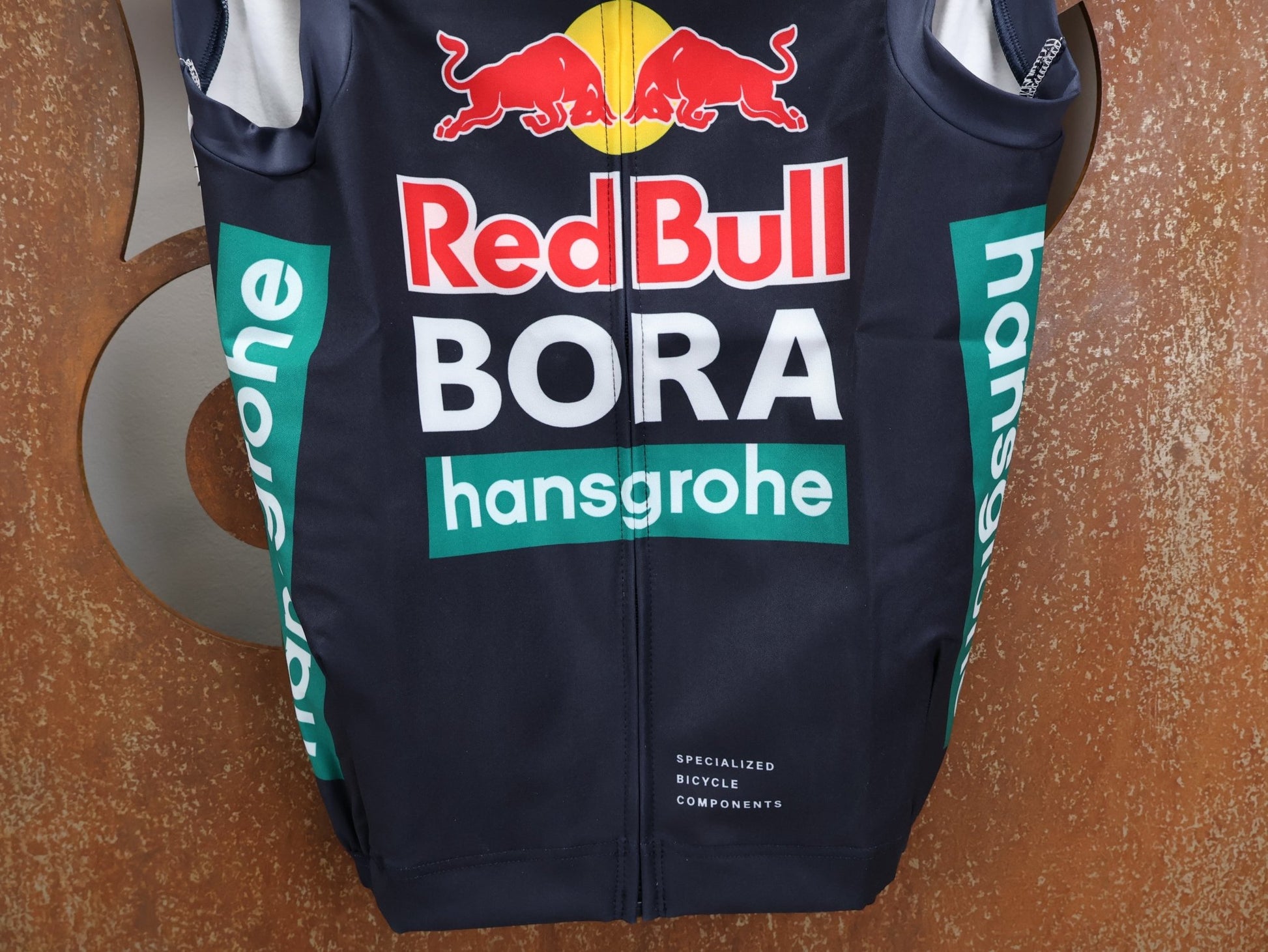 Westen - BOH von Specialized, SPECIALIZED RED BULL - BORA HANSGROHE THERMAL VEST / WESTE vor USEDBIKES - OB.DE Hintergrund