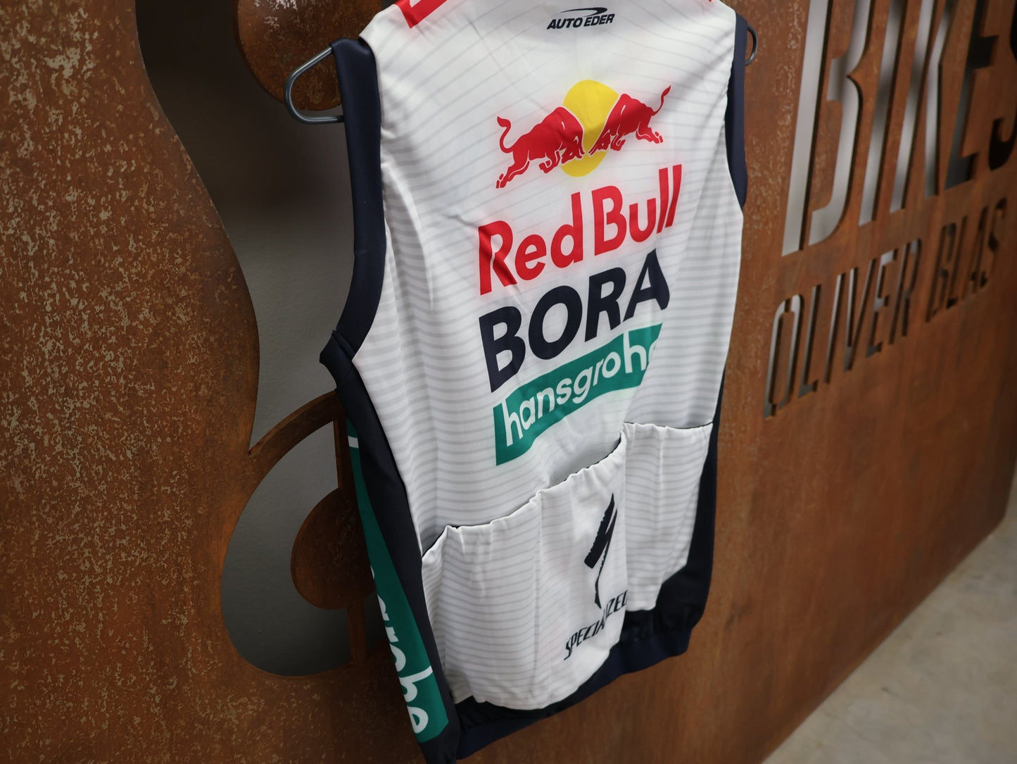Westen - BOH von Specialized, SPECIALIZED RED BULL - BORA HANSGROHE THERMAL VEST / WESTE vor USEDBIKES - OB.DE Hintergrund