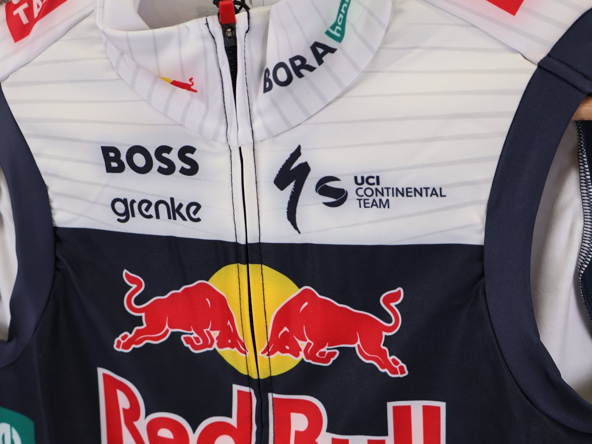 Westen - BOH von Specialized, SPECIALIZED RED BULL - BORA HANSGROHE THERMAL VEST / WESTE U23 vor USEDBIKES - OB.DE Hintergrund