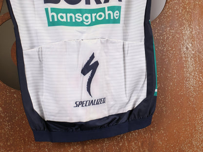 Westen - BOH von Specialized, SPECIALIZED RED BULL - BORA HANSGROHE THERMAL VEST / WESTE U23 vor USEDBIKES - OB.DE Hintergrund