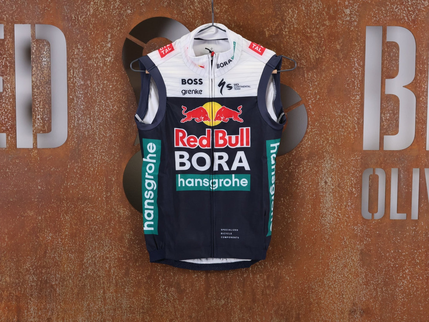 Westen - BOH von Specialized, SPECIALIZED RED BULL - BORA HANSGROHE THERMAL VEST / WESTE U23 vor USEDBIKES - OB.DE Hintergrund