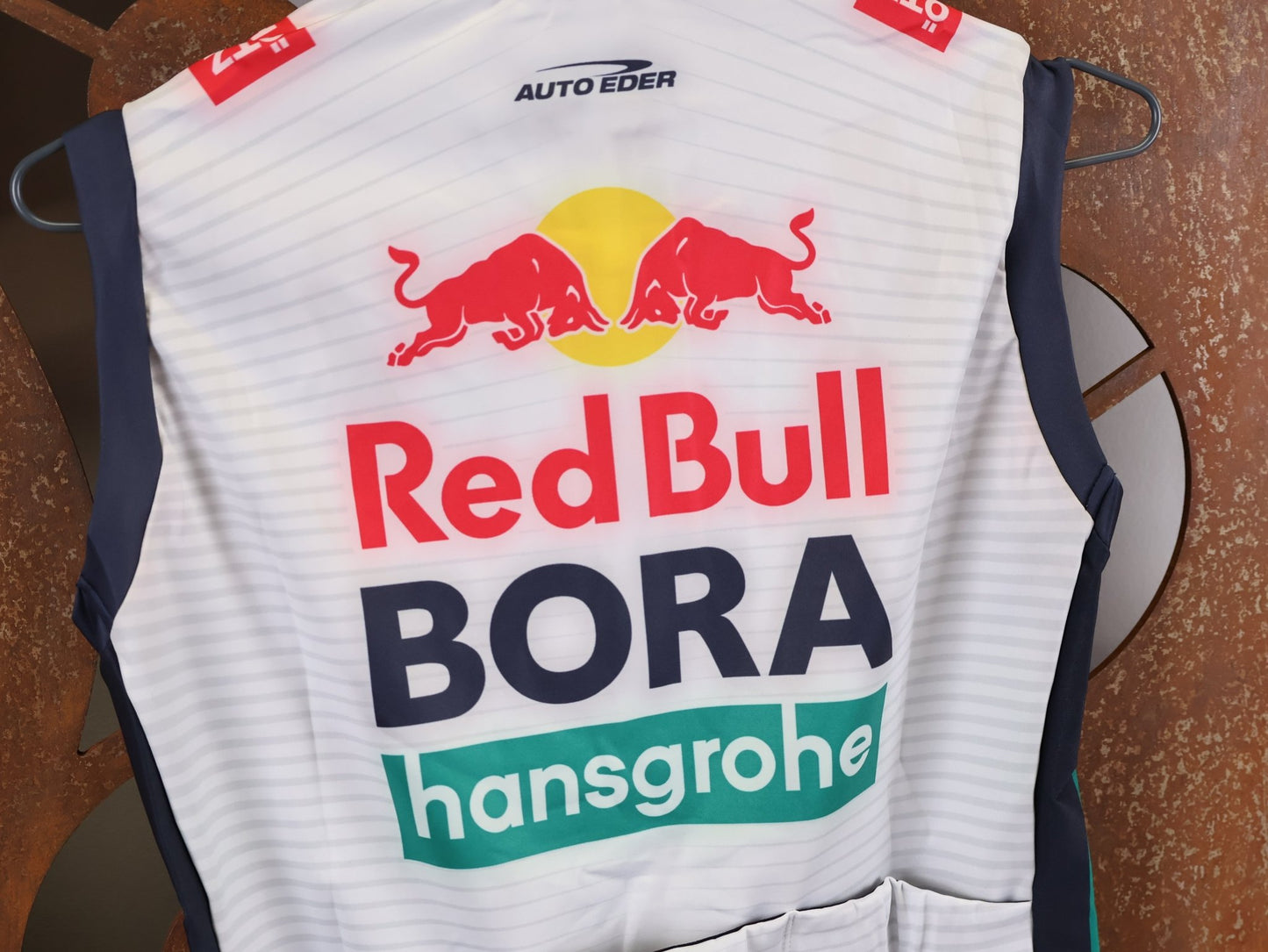 Westen - BOH von Specialized, SPECIALIZED RED BULL - BORA HANSGROHE THERMAL VEST / WESTE U23 vor USEDBIKES - OB.DE Hintergrund