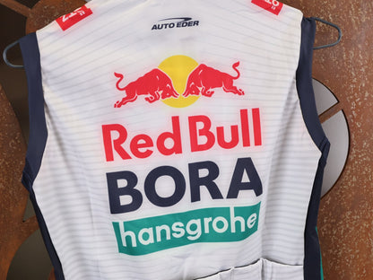 Westen - BOH von Specialized, SPECIALIZED RED BULL - BORA HANSGROHE THERMAL VEST / WESTE U23 vor USEDBIKES - OB.DE Hintergrund