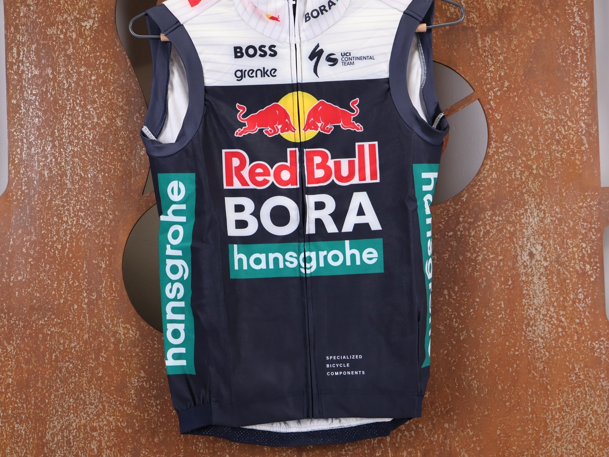Westen - BOH von Specialized, SPECIALIZED RED BULL - BORA HANSGROHE THERMAL VEST / WESTE U23 vor USEDBIKES - OB.DE Hintergrund