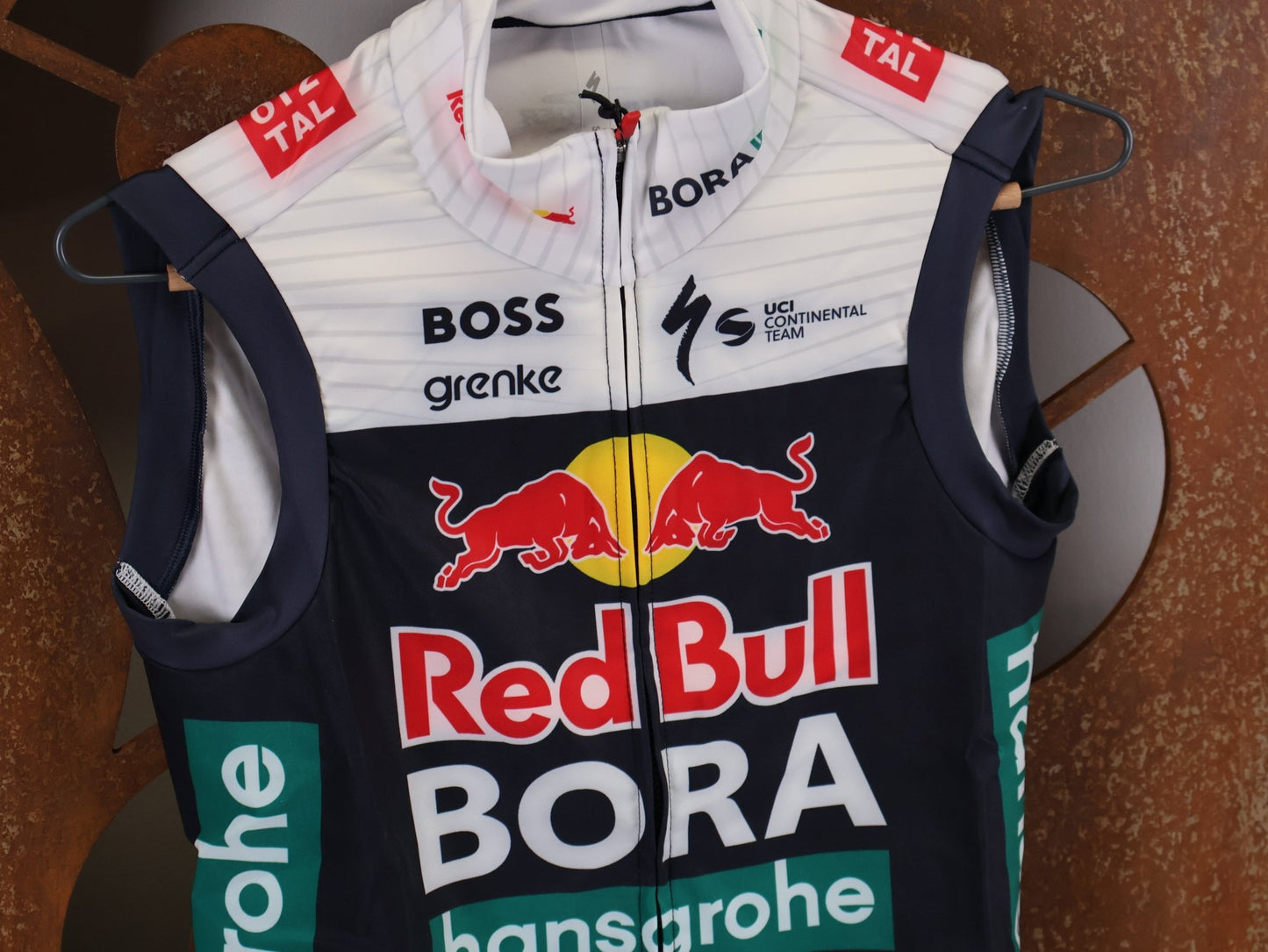 Westen - BOH von Specialized, SPECIALIZED RED BULL - BORA HANSGROHE THERMAL VEST / WESTE U23 vor USEDBIKES - OB.DE Hintergrund