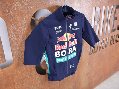 Regenbekleidung - BOH von Specialized, SPECIALIZED RED BULL - BORA HANSGROHE WET WEATHER JERSEY SS / KURZARM THERMAL RENNTRIKOT vor USEDBIKES - OB.DE Hintergrund