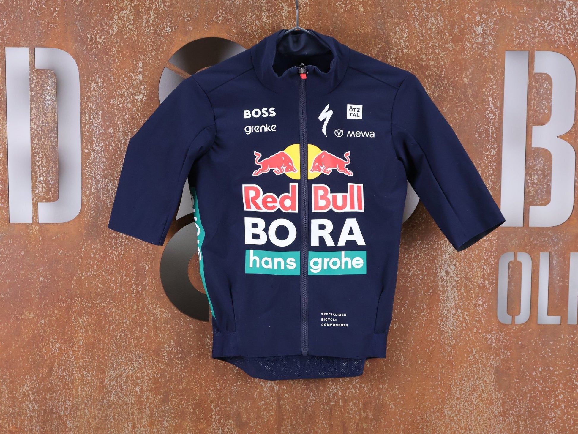 Regenbekleidung - BOH von Specialized, SPECIALIZED RED BULL - BORA HANSGROHE WET WEATHER JERSEY SS / KURZARM THERMAL RENNTRIKOT vor USEDBIKES - OB.DE Hintergrund
