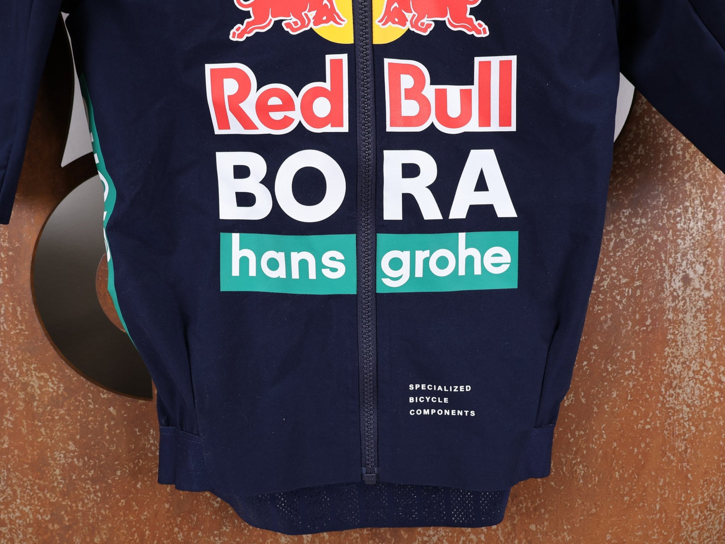 Regenbekleidung - BOH von Specialized, SPECIALIZED RED BULL - BORA HANSGROHE WET WEATHER JERSEY SS / KURZARM THERMAL RENNTRIKOT vor USEDBIKES - OB.DE Hintergrund