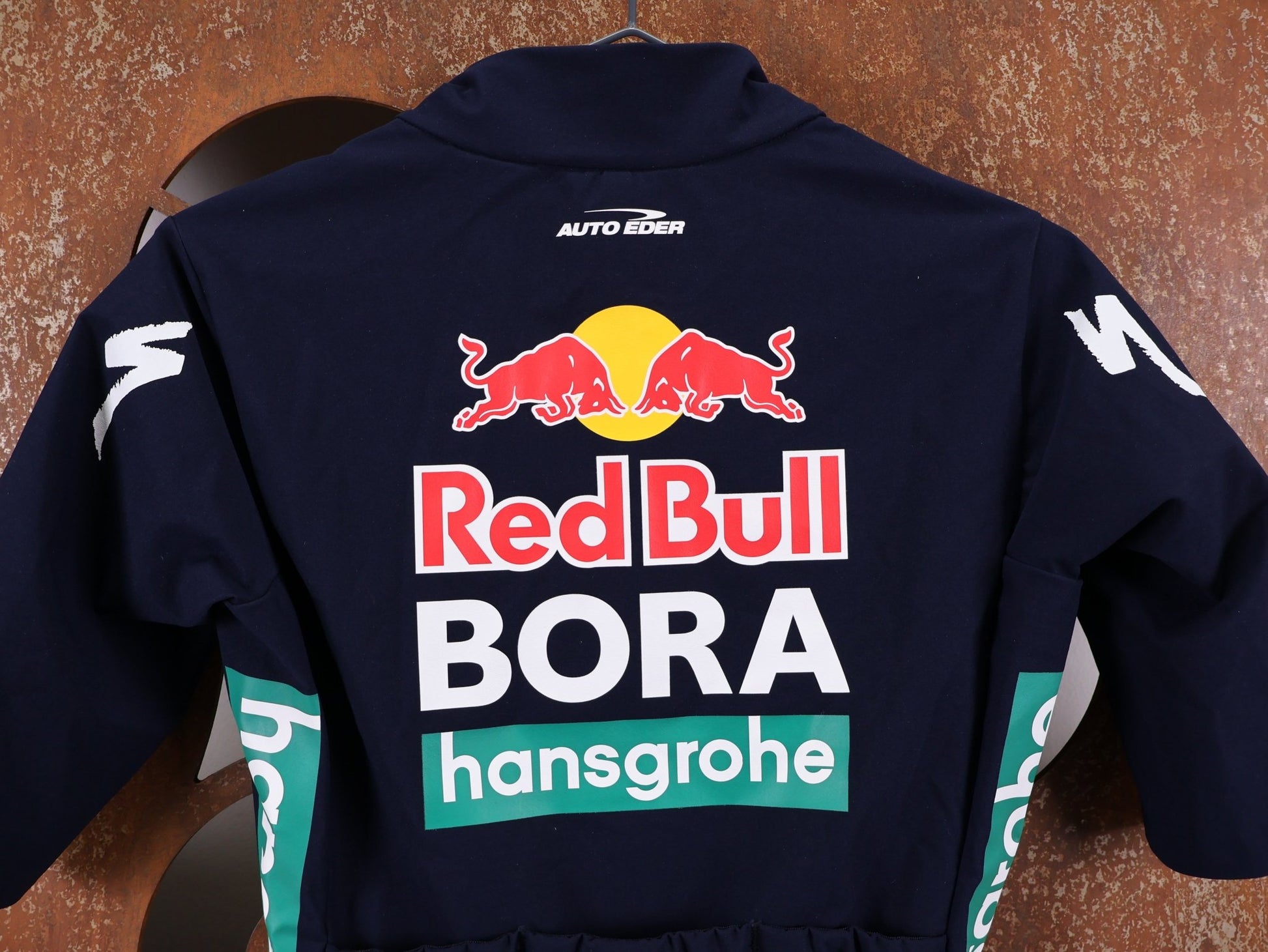 Regenbekleidung - BOH von Specialized, SPECIALIZED RED BULL - BORA HANSGROHE WET WEATHER JERSEY SS / KURZARM THERMAL RENNTRIKOT vor USEDBIKES - OB.DE Hintergrund