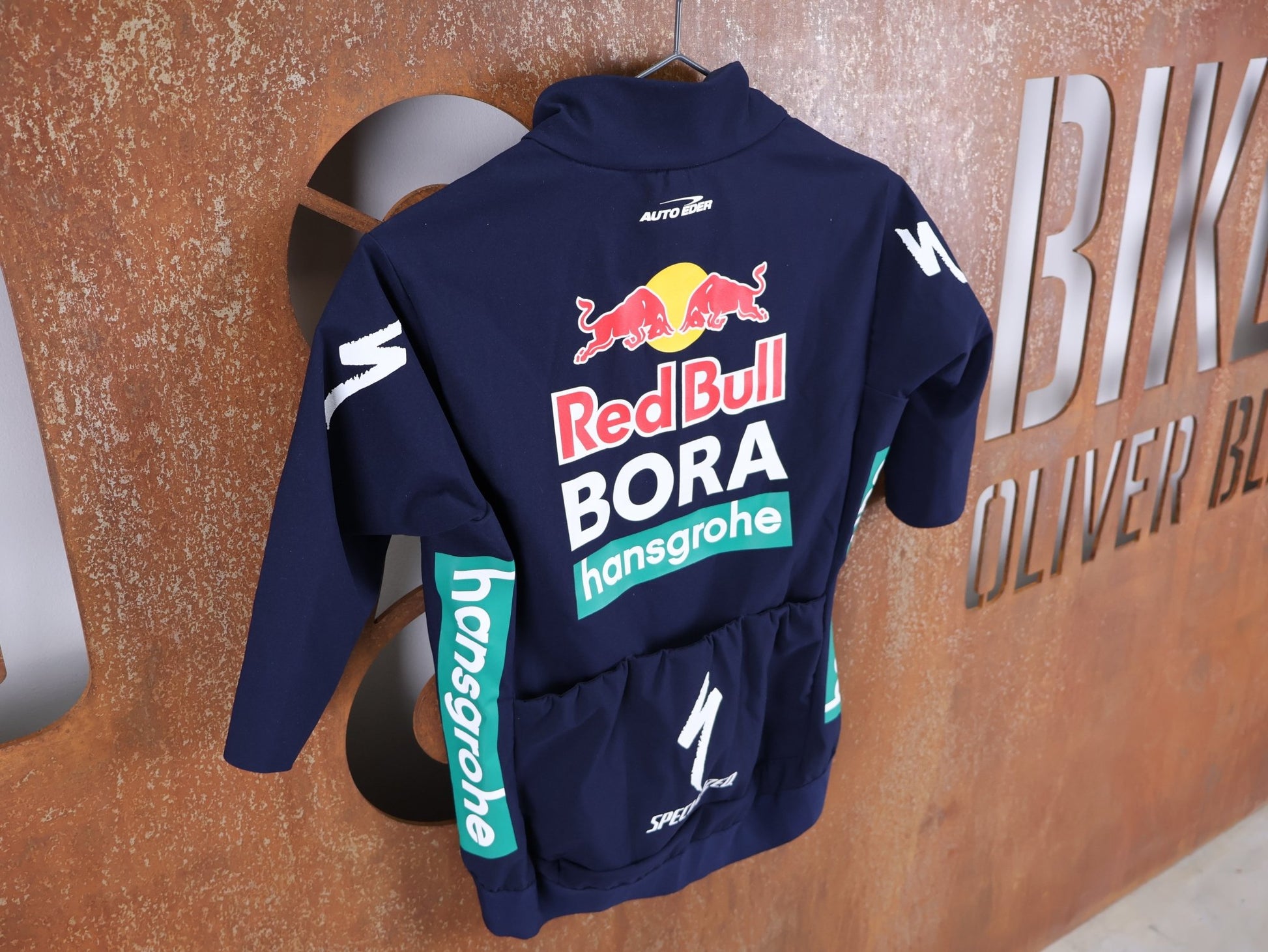 Regenbekleidung - BOH von Specialized, SPECIALIZED RED BULL - BORA HANSGROHE WET WEATHER JERSEY SS / KURZARM THERMAL RENNTRIKOT vor USEDBIKES - OB.DE Hintergrund