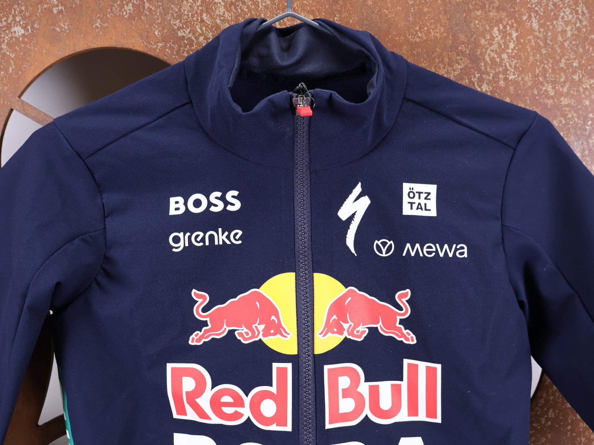 Regenbekleidung - BOH von Specialized, SPECIALIZED RED BULL - BORA HANSGROHE WET WEATHER JERSEY SS / KURZARM THERMAL RENNTRIKOT vor USEDBIKES - OB.DE Hintergrund