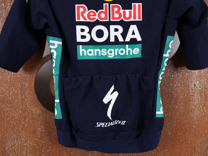 Regenbekleidung - BOH von Specialized, SPECIALIZED RED BULL - BORA HANSGROHE WET WEATHER JERSEY SS / KURZARM THERMAL RENNTRIKOT vor USEDBIKES - OB.DE Hintergrund