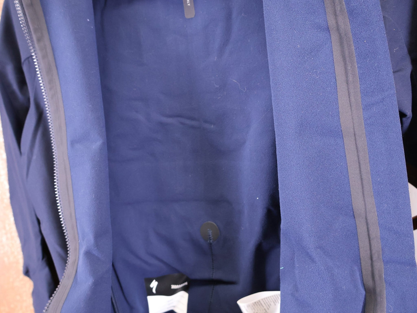 Anzug - BOH von Specialized, SPECIALIZED RED BULL - BORA HANSGROHE WET WEATHER SKIN SUIT / EINTEILER vor USEDBIKES - OB.DE Hintergrund