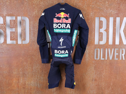 Anzug - BOH von Specialized, SPECIALIZED RED BULL - BORA HANSGROHE WET WEATHER SKIN SUIT / EINTEILER vor USEDBIKES - OB.DE Hintergrund