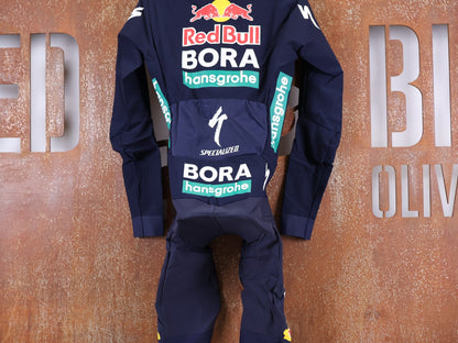 Anzug - BOH von Specialized, SPECIALIZED RED BULL - BORA HANSGROHE WET WEATHER SKIN SUIT / EINTEILER vor USEDBIKES - OB.DE Hintergrund