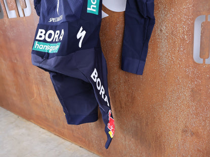 Anzug - BOH von Specialized, SPECIALIZED RED BULL - BORA HANSGROHE WET WEATHER SKIN SUIT / EINTEILER vor USEDBIKES - OB.DE Hintergrund