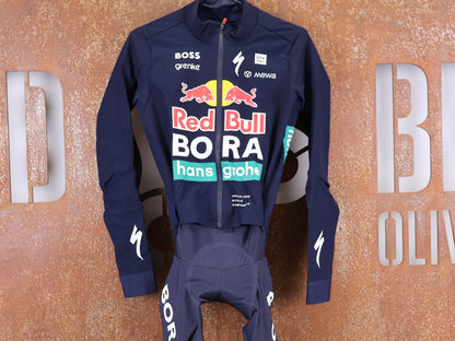 Anzug - BOH von Specialized, SPECIALIZED RED BULL - BORA HANSGROHE WET WEATHER SKIN SUIT / EINTEILER vor USEDBIKES - OB.DE Hintergrund