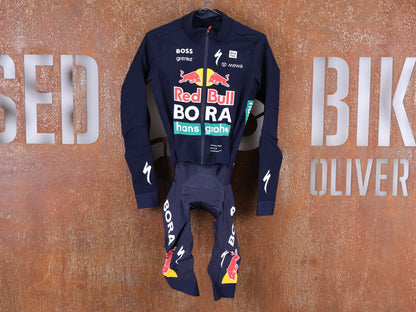 Anzug - BOH von Specialized, SPECIALIZED RED BULL - BORA HANSGROHE WET WEATHER SKIN SUIT / EINTEILER vor USEDBIKES - OB.DE Hintergrund